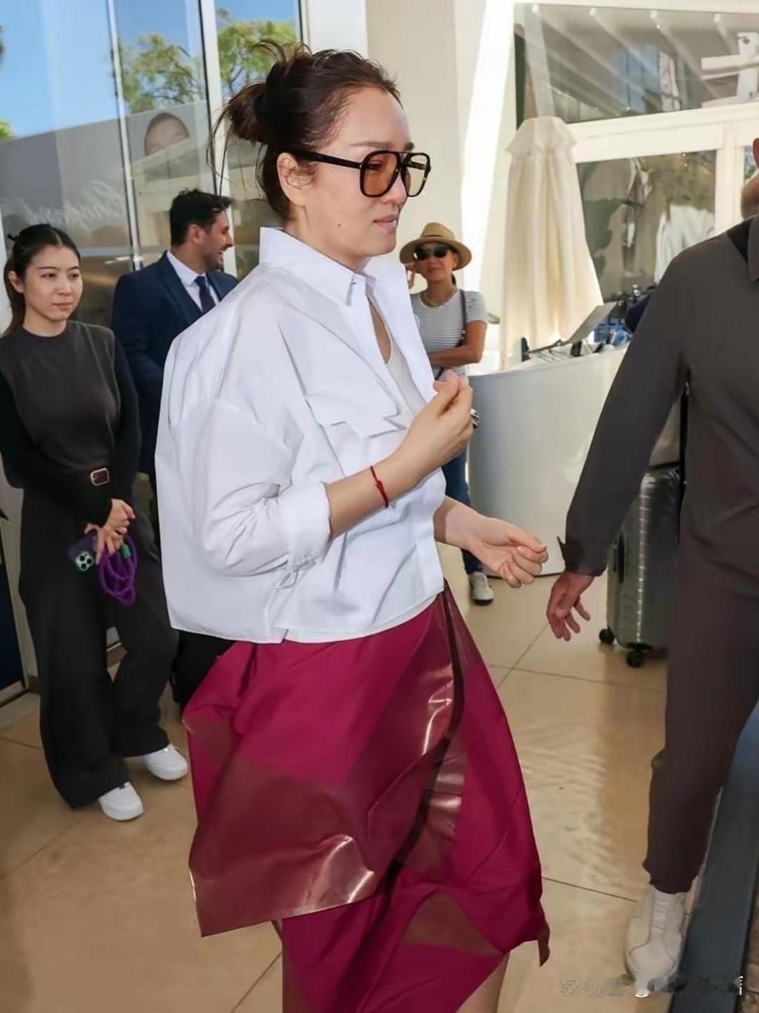 巩俐现身戛纳，这也太年轻了吧。​​​