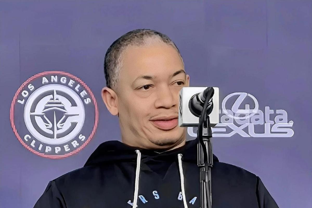 泰伦卢只做了三件小事，就把快船四巨头拧成了一股绳。第一，把战术板擦干净。进攻