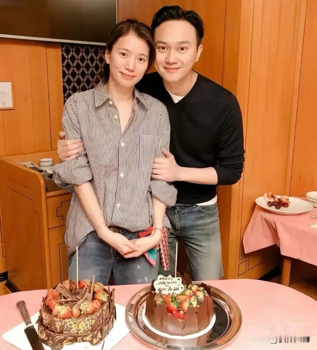 当年袁咏仪张智霖在一起，明星团炸开了锅。刘嘉玲、张国荣、周润发太太，闺蜜团劝袁咏