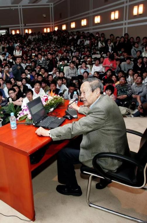 杨振宁办公室的保险柜被打开,里面没有关乎物理界终极奥秘的机密手稿,没有价值连城的