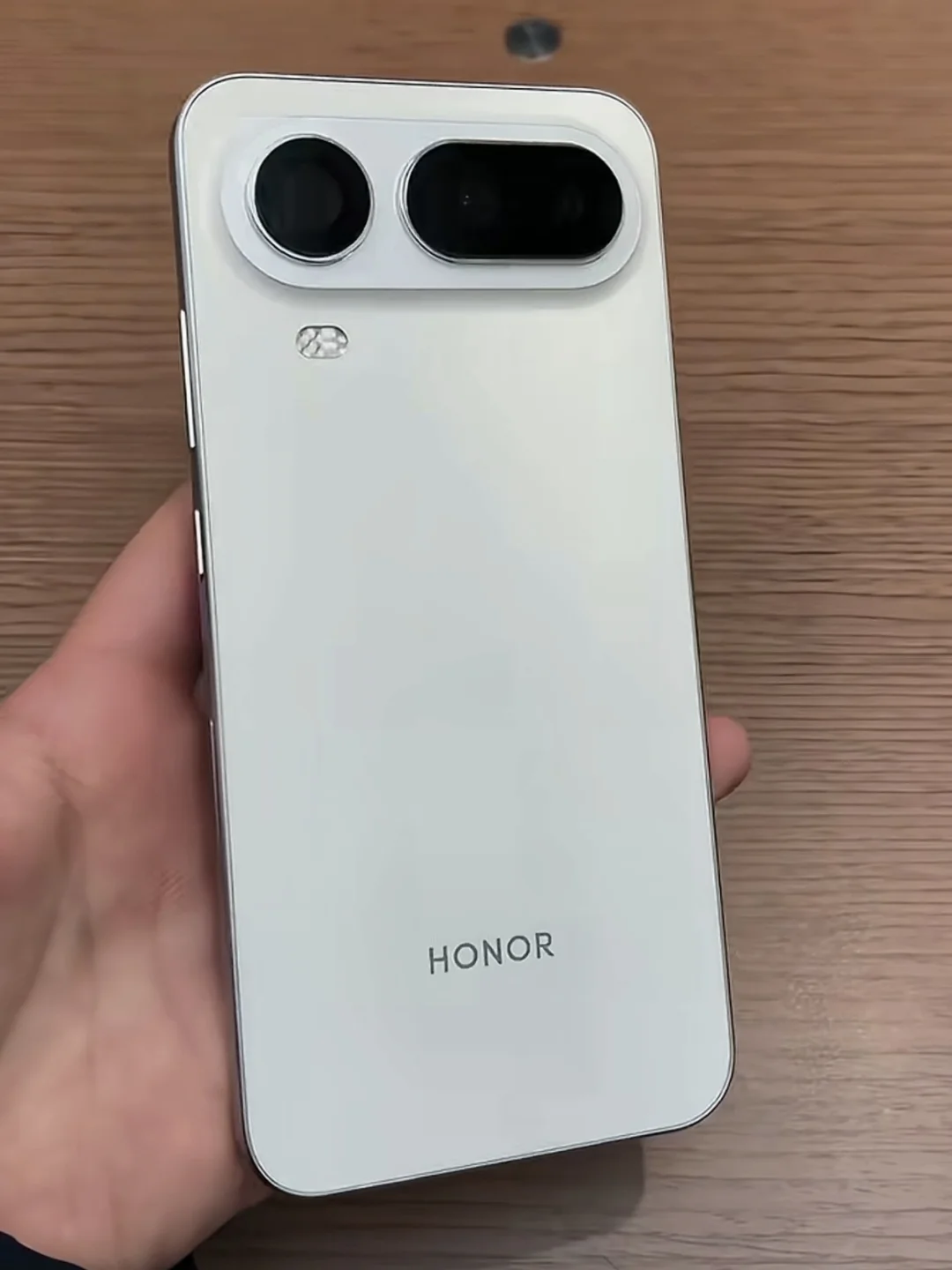 这就是荣耀magic 8Proair，是不是和你想的不一样？它的屏幕才6.3，但