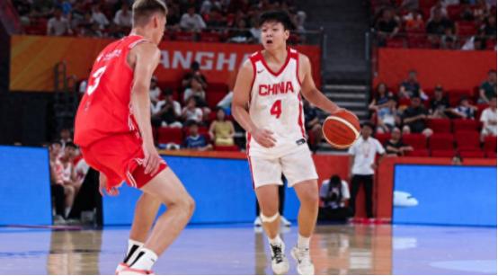 姚明斯科拉并肩坐场边！中国U18小将撞上西班牙王牌青训，17分输球背后，藏着最该
