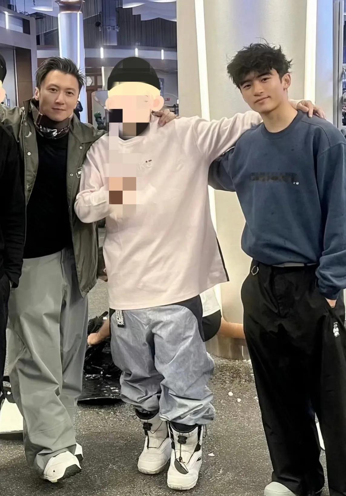 终于看到了谢霆锋儿子的清晰照片，这么一看，确实不比谢霆锋差，不仅棱角分明，