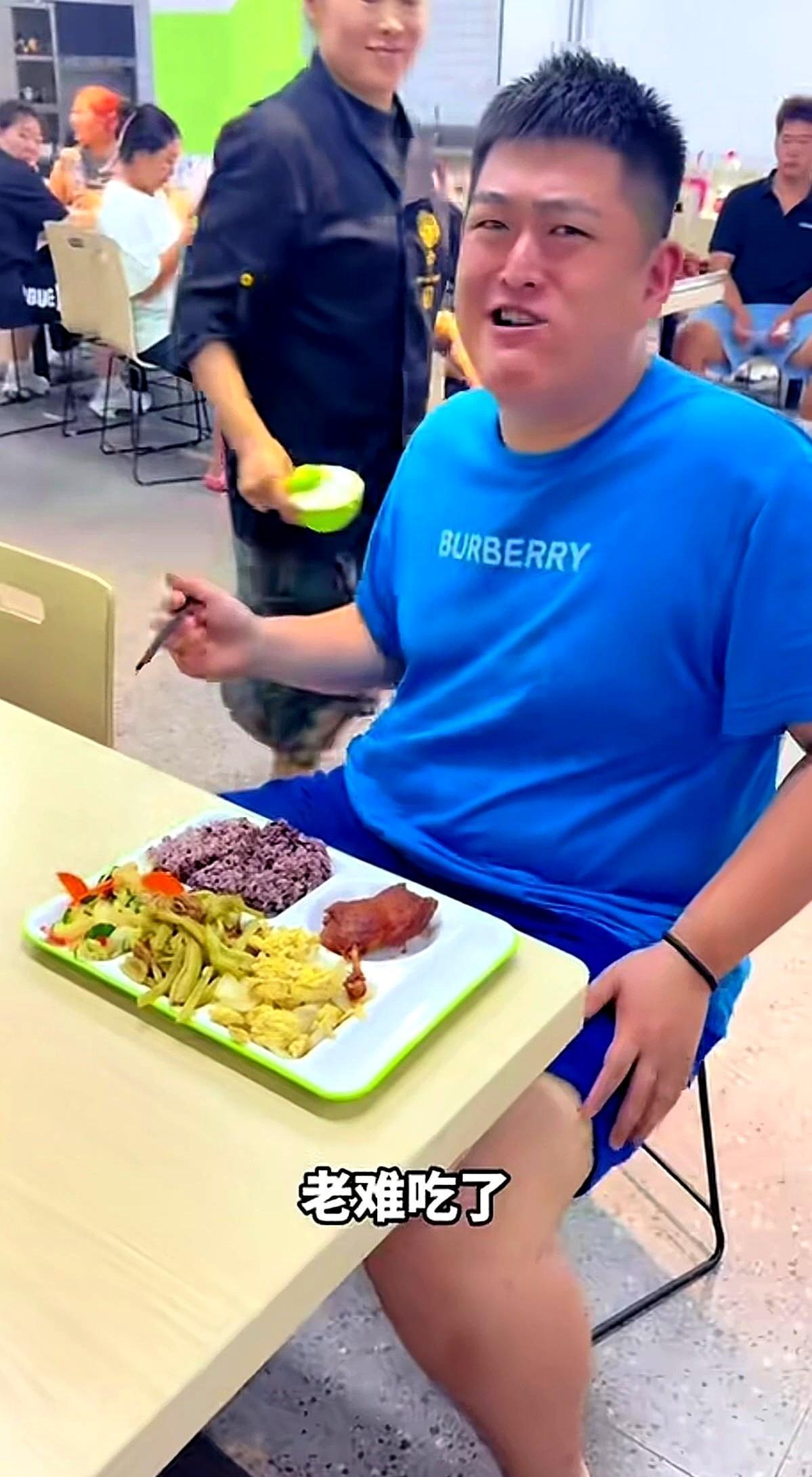 27岁，存款六位数，他最贵的东西是烟斗。他是赵本山儿子。你以为的星二代在混圈