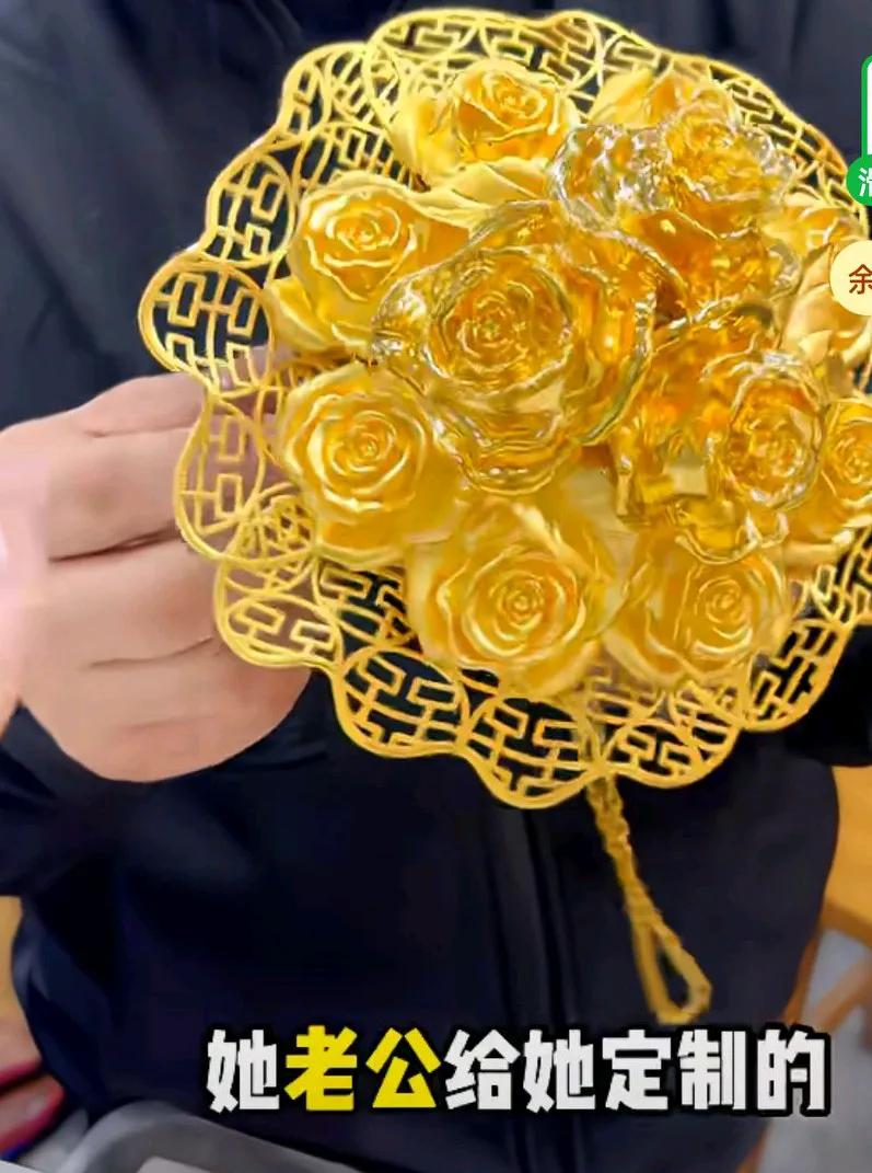 女子拿着一个黄金手捧花去找老板要打手镯，老板说这么大的一束手捧花，真的是黄金的