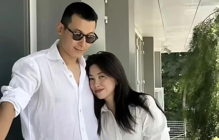 42岁朱珠一口气晒了18张照片，全是自己，一张老公孩子都没带。深夜，她发了一