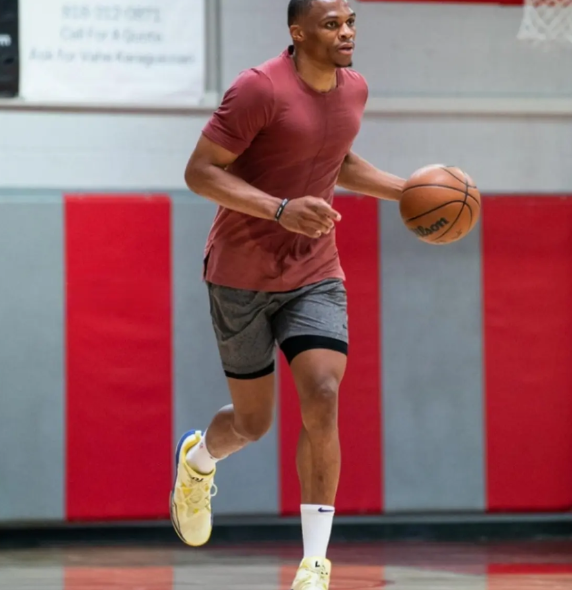 NBA自由球员威斯布鲁克真是太不自量力了！最近美记SamAmico在社媒上发文