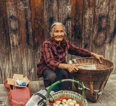 1980年，一农妇在南京的街上卖鸡蛋，70岁的老先生走到摊前，询问农妇鸡蛋怎么卖