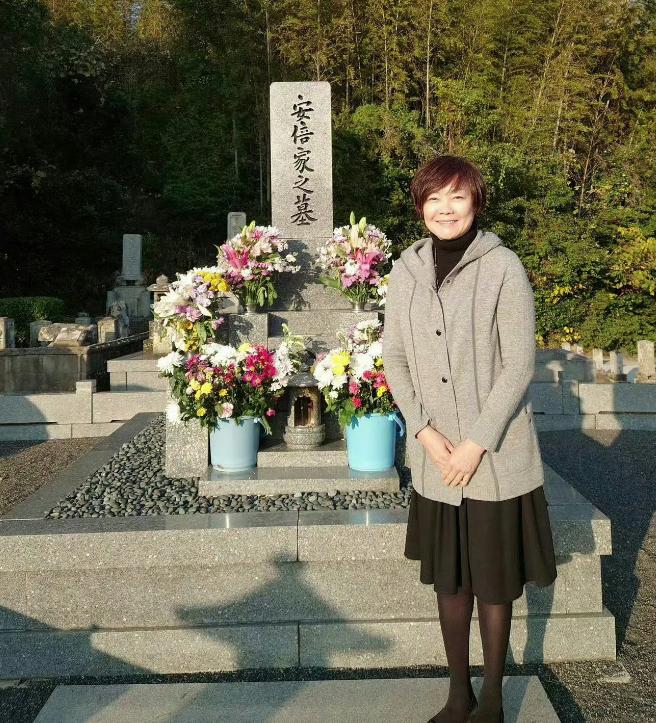 上班的心情如同上坟，上坟的心情如同上班，石破茂和安倍昭惠的表情当真有趣。石破茂