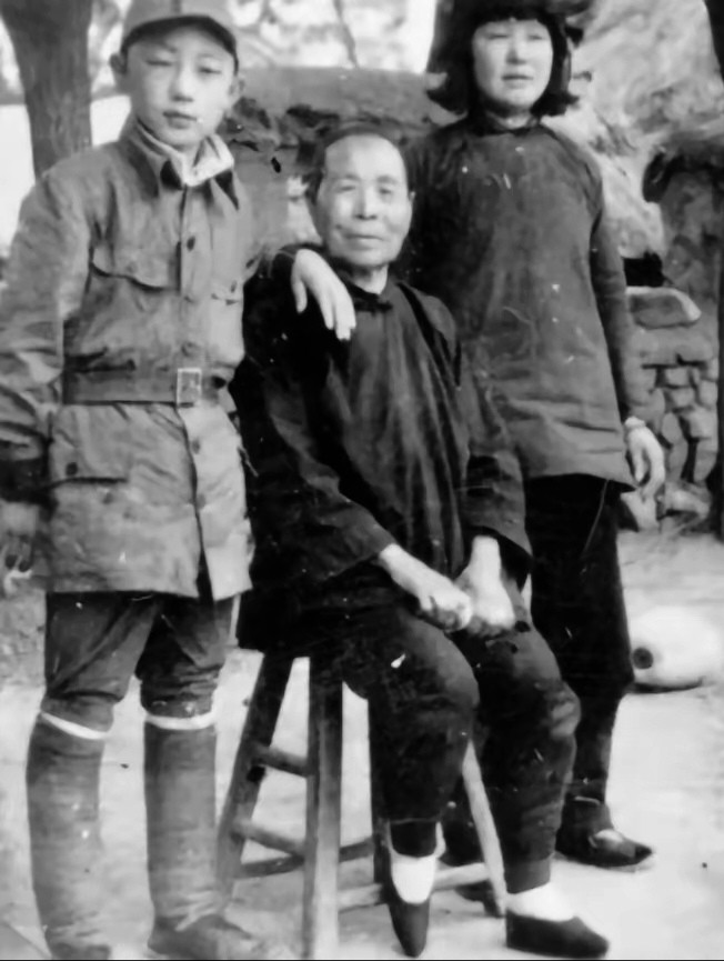 1944年，女侦察员刘杰英遭到日军活埋，黄土埋到胸口。日军刚刚撤走，赶来的老乡一