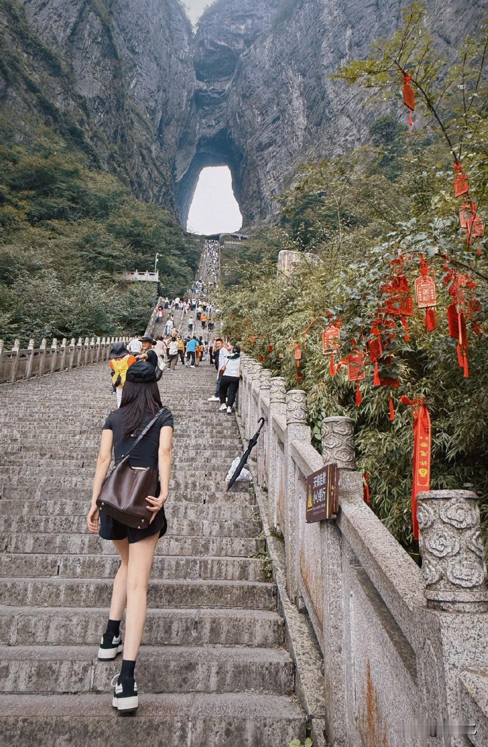 哎呦我去！昨天李沁去天门山爬山了！！！这一身黑装打扮，还挺素人的。。。爬完