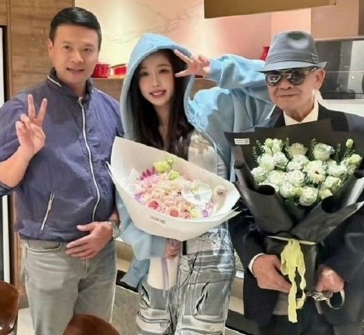 虞书欣爷爷超宠虞书欣，穿搭也非常时尚，满脸骄傲的说：这穿搭是我孙女教我的，我孙女