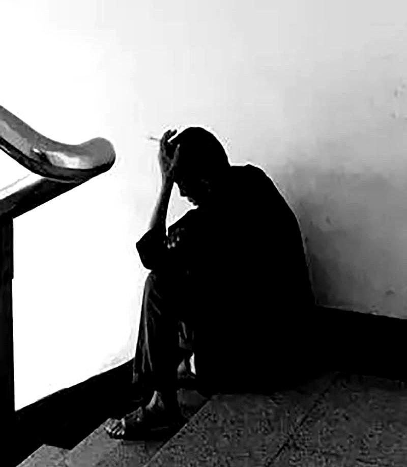 侄子去年离婚，孩子判给他，50万债务也归他。她呢，今天割个双眼皮，明天又去做医