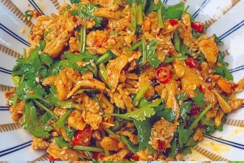 凉拌鸡腿肉今天给大家介绍一道凉拌菜，百吃不厌，是一道很好的下酒菜——凉拌鸡腿