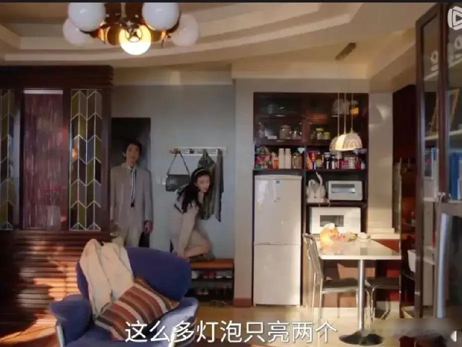 《淬火年代》柳钧第一次到崔冰冰家一进门首先注意到的就是这个美女家的灯泡，看着一簇