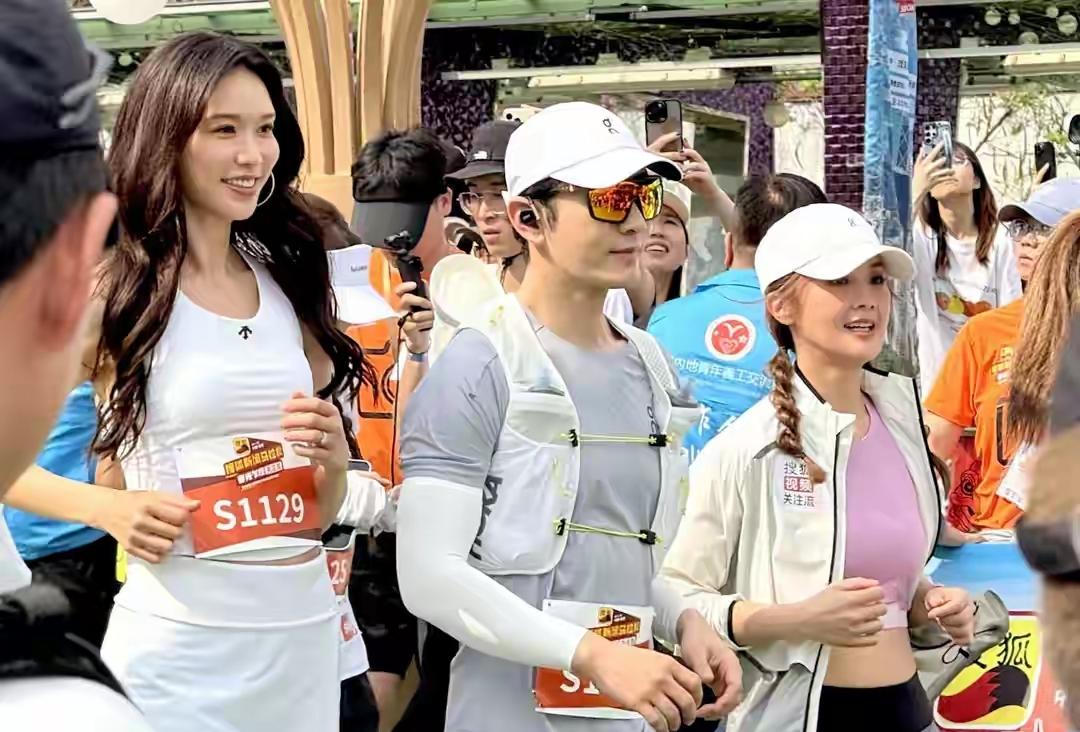 林志玲的一个小举动，暴露她的状态。看阿Sa露着小肚腩，很自信自己的腰身。林志