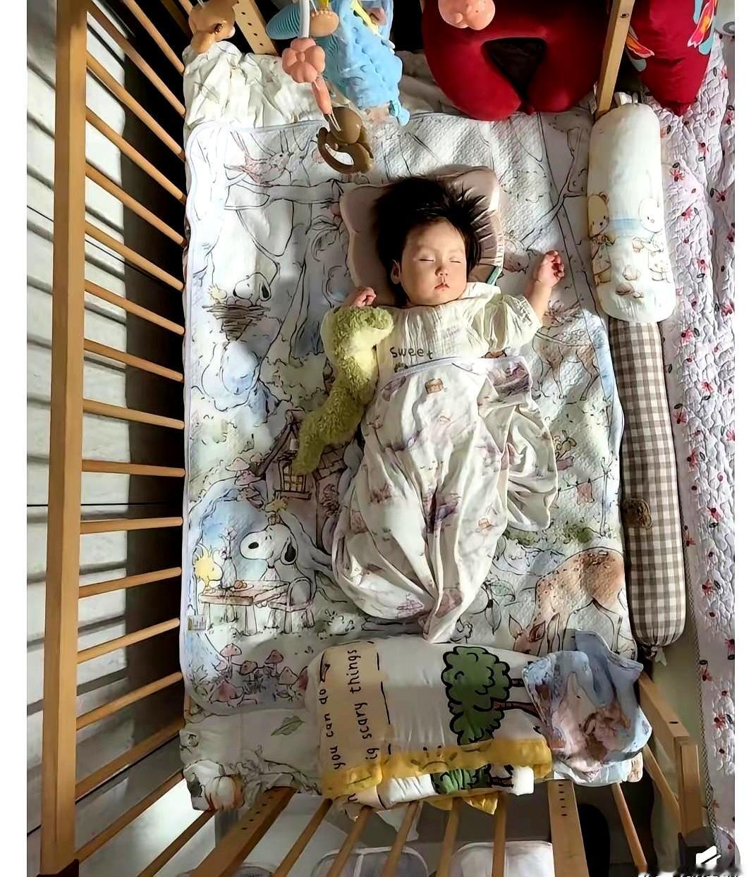 午后的晒场，半小时的晾衣，换来一屋子的哭声。三个月的小娃，在被角里挣了几下，薄