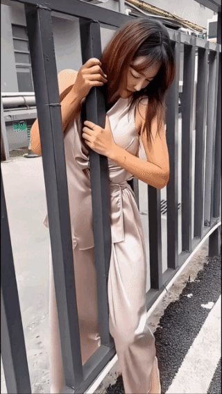 美女钻栅栏，结果各不同！一个顺利的过去了，高兴的大笑；一个半天挤不过去，