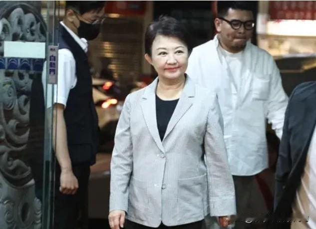 “直接在卢秀燕脑门开三枪”。被叫做“妈妈市长”的卢秀燕，怎么也没想到，自己会被警