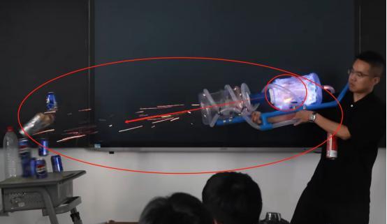 上人民日报了！老师课堂上搬出自制“等离子炮”，学生秒怂“有话好好说”！网友：