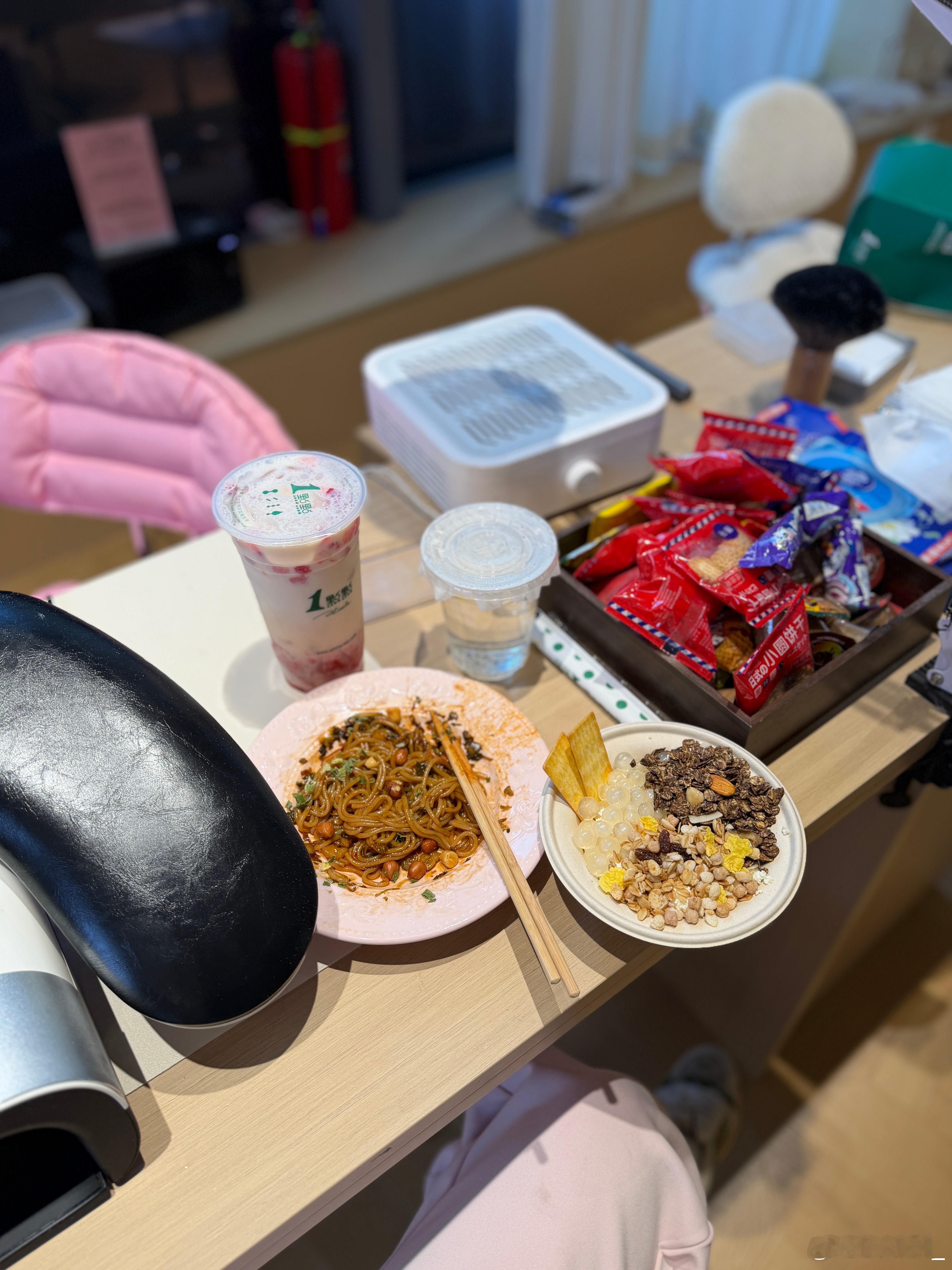 小熊子美甲店待遇太好了点吧​​​
