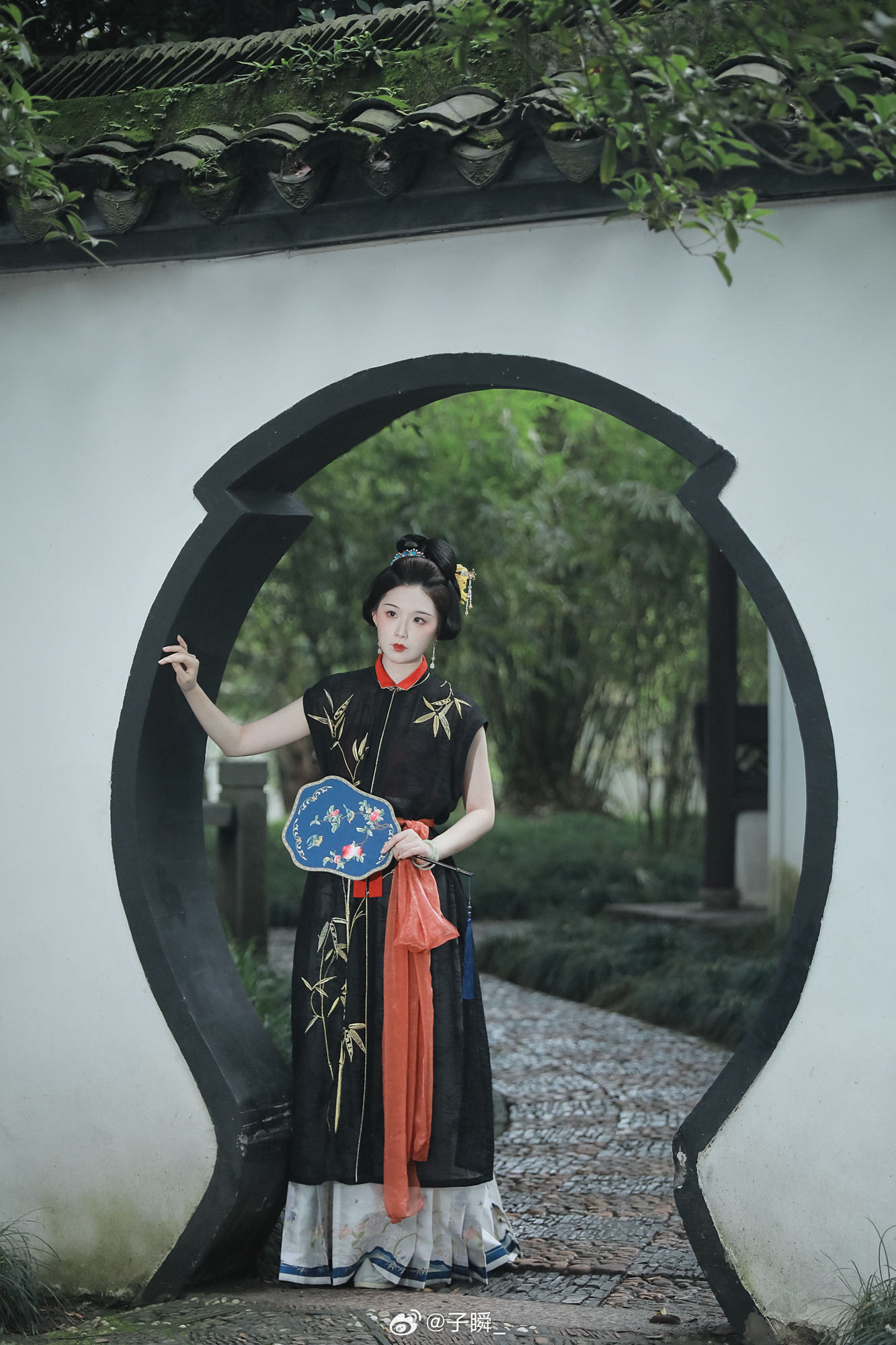 薄汗轻衣透，试衫怜袖短。晚来风荷举，是否也知愁？上海约拍古风写真汉服​​​