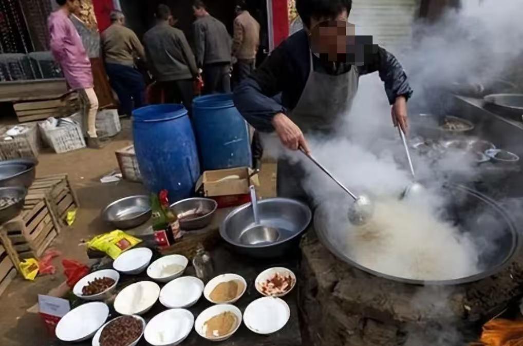 河南驻马店，同乡办喜事，男子和父亲一起到现场帮忙。吃过婚宴之后，男子就和几个村民