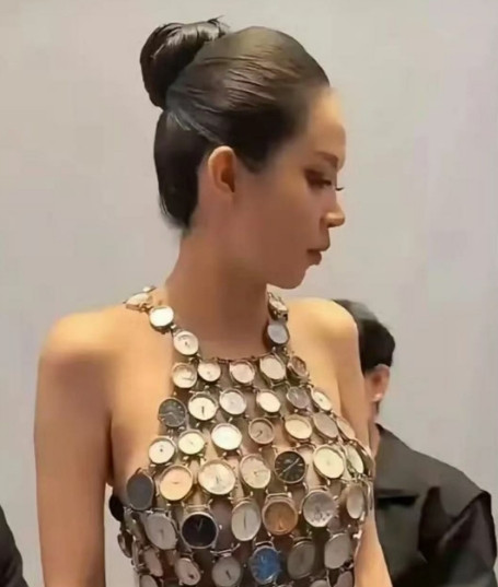 设计师肯定不是中国人，寓意多不好