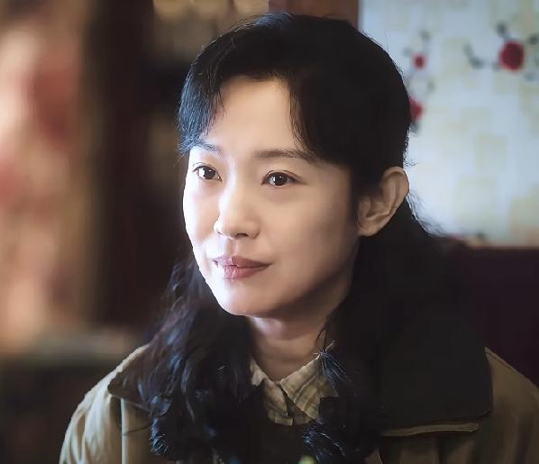 真服了王佳佳了，她这演的都是些啥角色啊。在《余红旧事》里，她前夫和外面的女人一