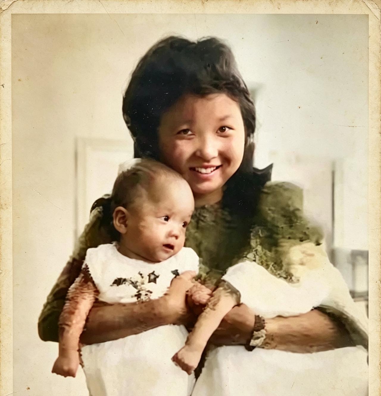 1942年，蒋经国的“私人秘书”章亚若和儿子的合影，不久暴毙身亡