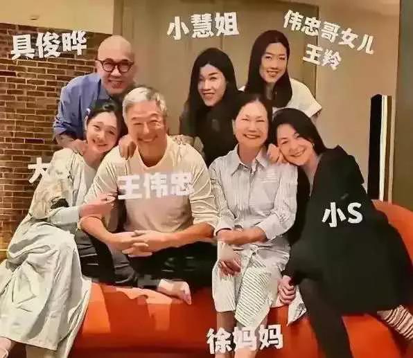 S家彻底失控！两大恩人全反水，小S成过街老鼠曾在娱乐圈风光无限的S家，如今