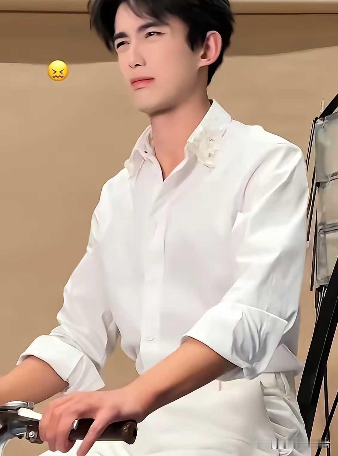 吴磊真是又帅气了，摄影师让解开一个扣子，他直言不讳，这样会太油腻。的确如此，吴