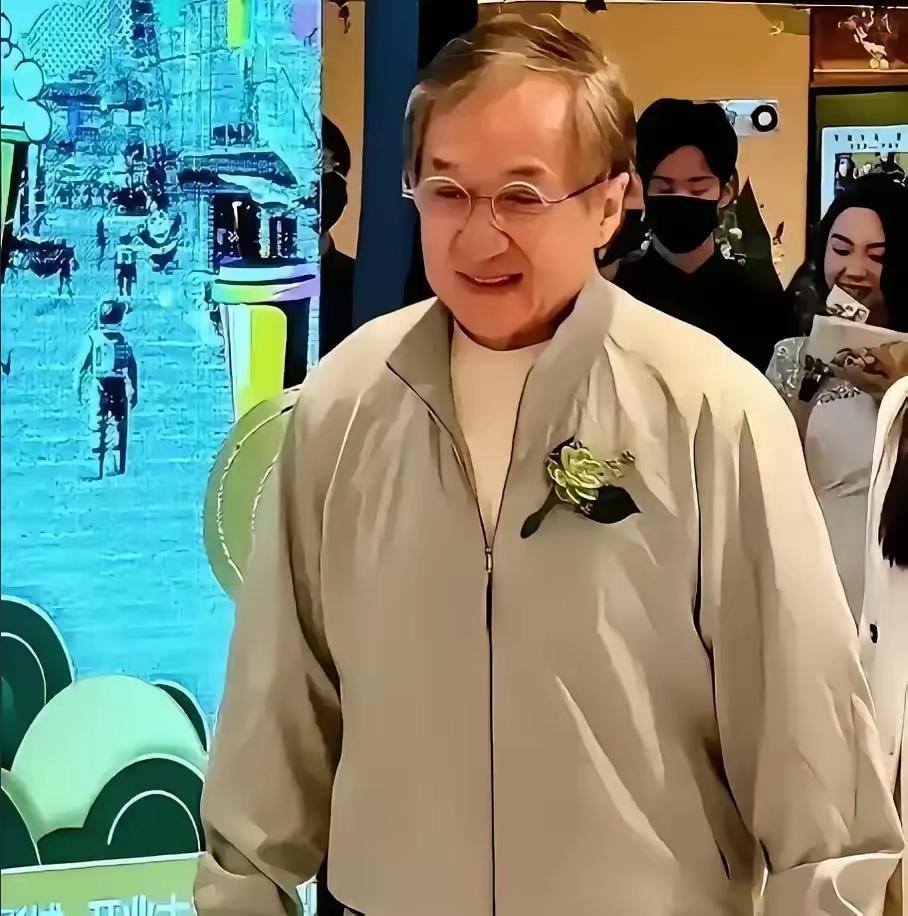 成龙深夜看监控破防：打了一辈子架给世界看，却欠她一顿饭的陪伴成龙在采访里说自