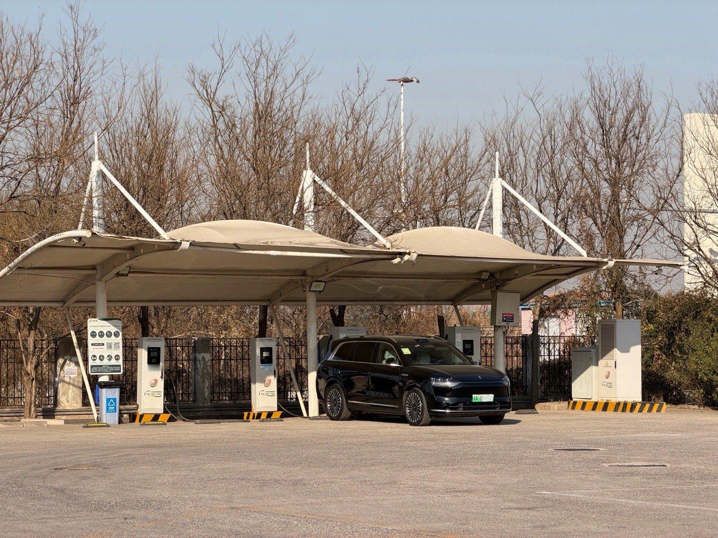 今天去趟天津，高速服务区上个厕所顺便充10分钟的电。国家电网这个充电桩有点意思，