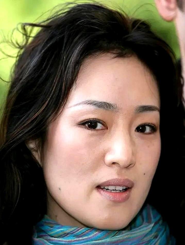 最近巩俐的一段采访又被翻出来了！主持人问她跟张艺谋现在合作是什么感觉，姐的回