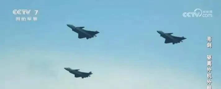 东海上空歼-20紧急升空逼退美战斗机，隐身对隐身、超视距锁定、导弹射程压制，F