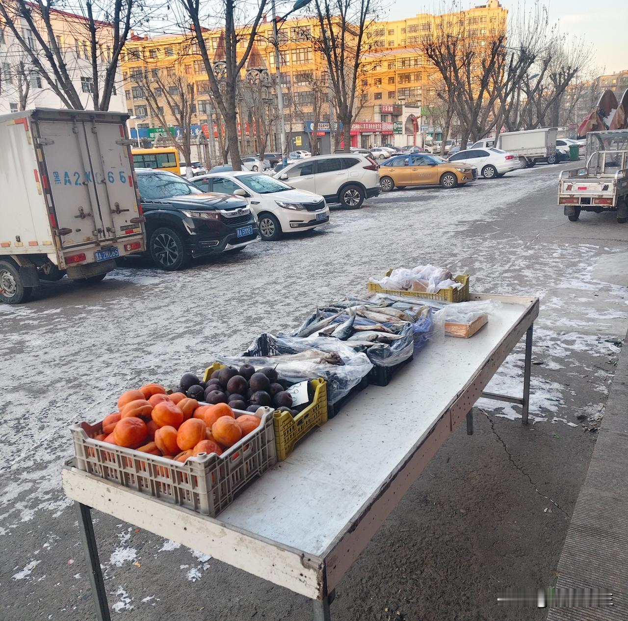 东北的冬天，最惦记的就是那口小时候的味道儿！冻梨搁凉水拔透了，咬一口甜汁儿