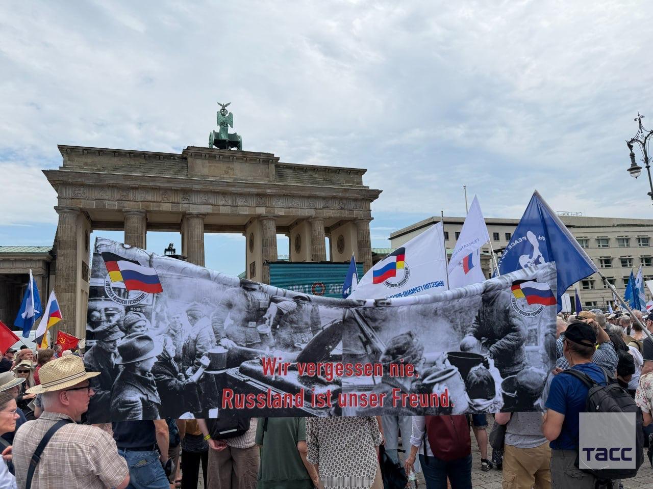 6月20日，德国柏林勃兰登堡门前举行了一场反战集会。数百名示威者高喊“和平！俄罗
