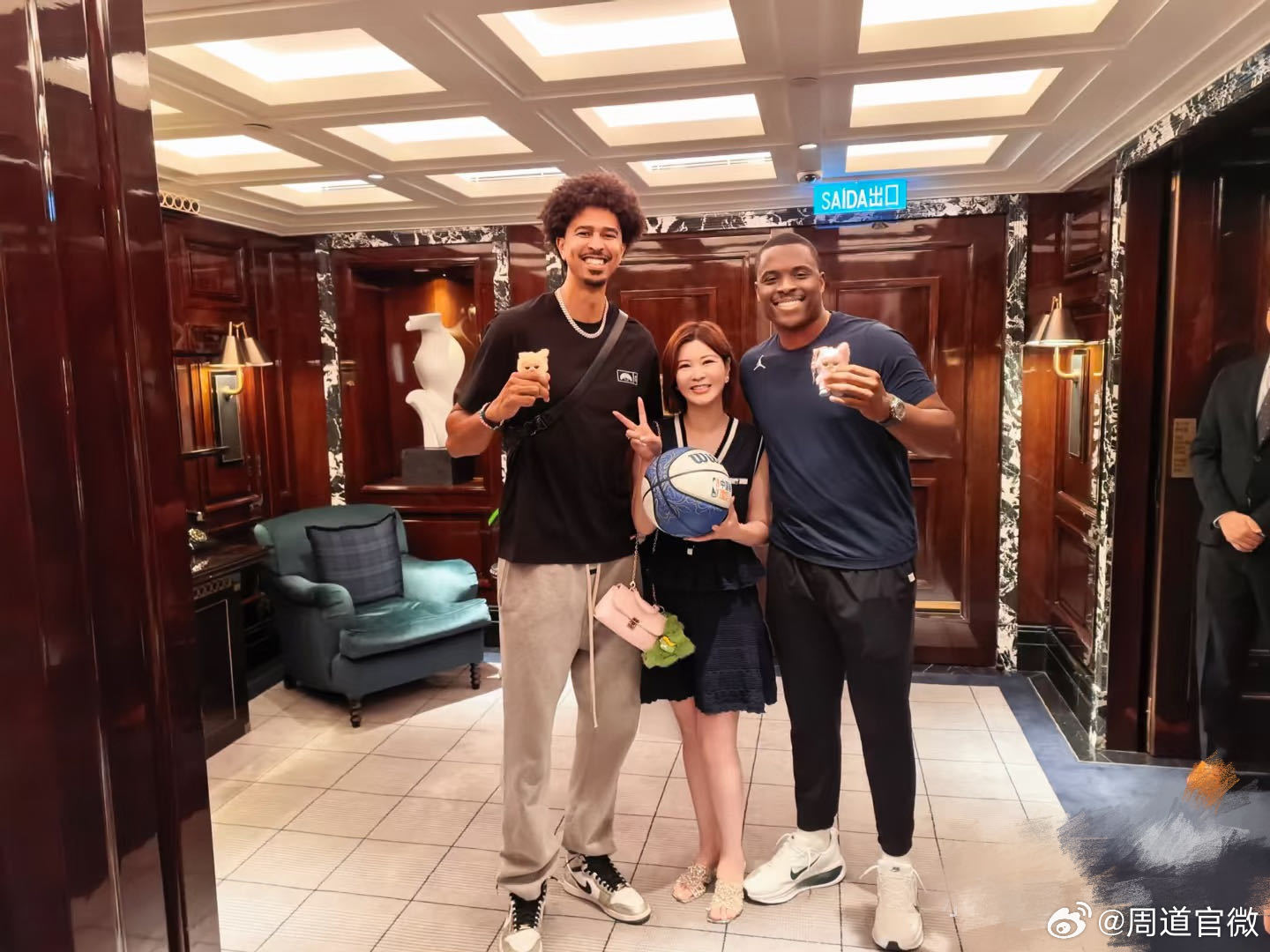 杜华贝克汉姆又见面了杜华带着玩偶小嗷和贝克汉姆再度同框，现场完成合影还有签名，缘