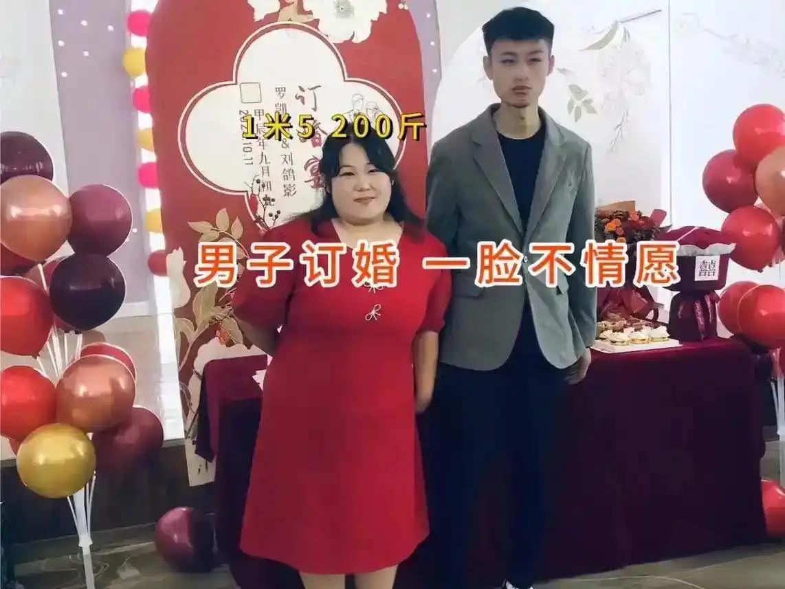 31小伙订婚全程摆脸色，网友看完未婚妻颜值直言：你该知足！河南一场订婚宴上，
