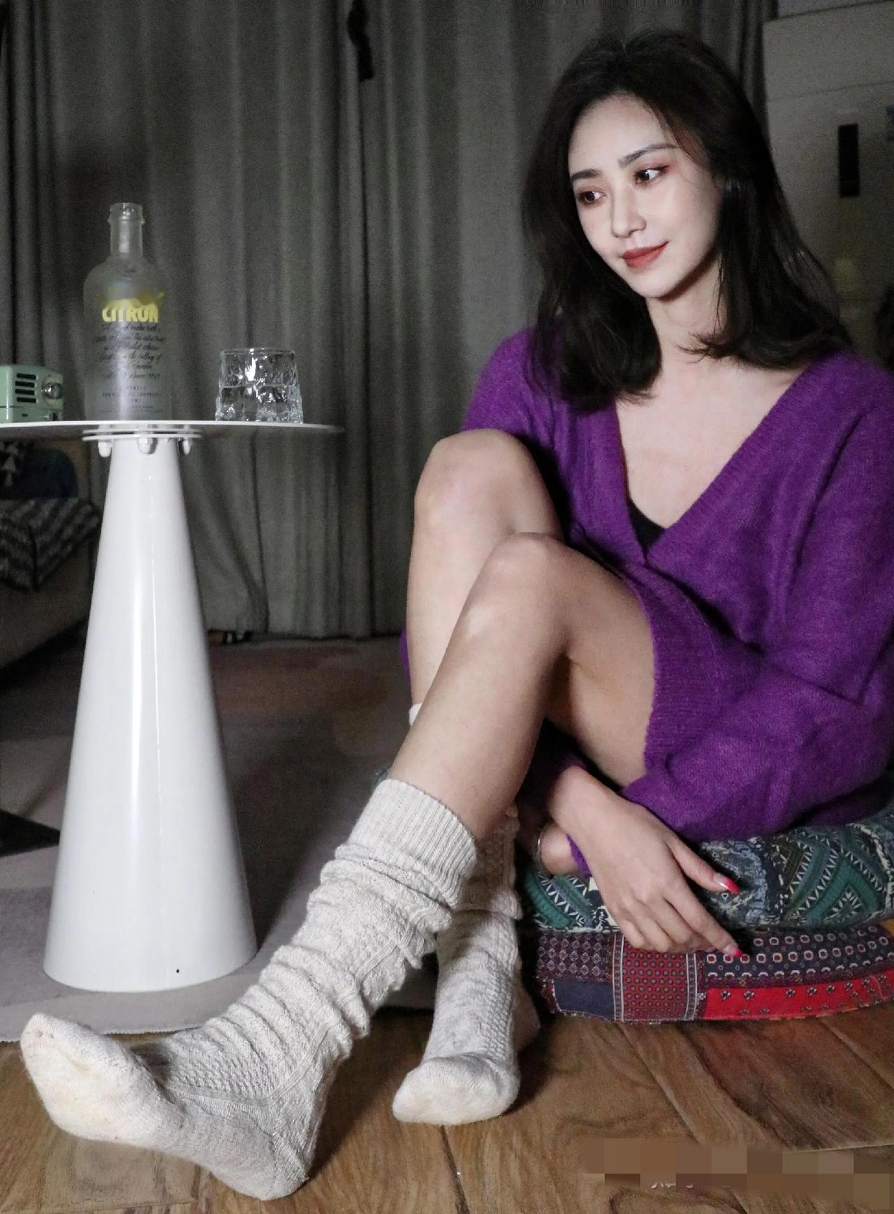 紫色战袍，白色短袜，加俏丽面容，和微醺的表情，魅力无限……