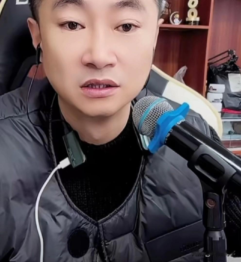 九天解析醋王深知短期内无法解封回归，为了公司发展挣钱便竭尽心力扶持艺人成材，多给