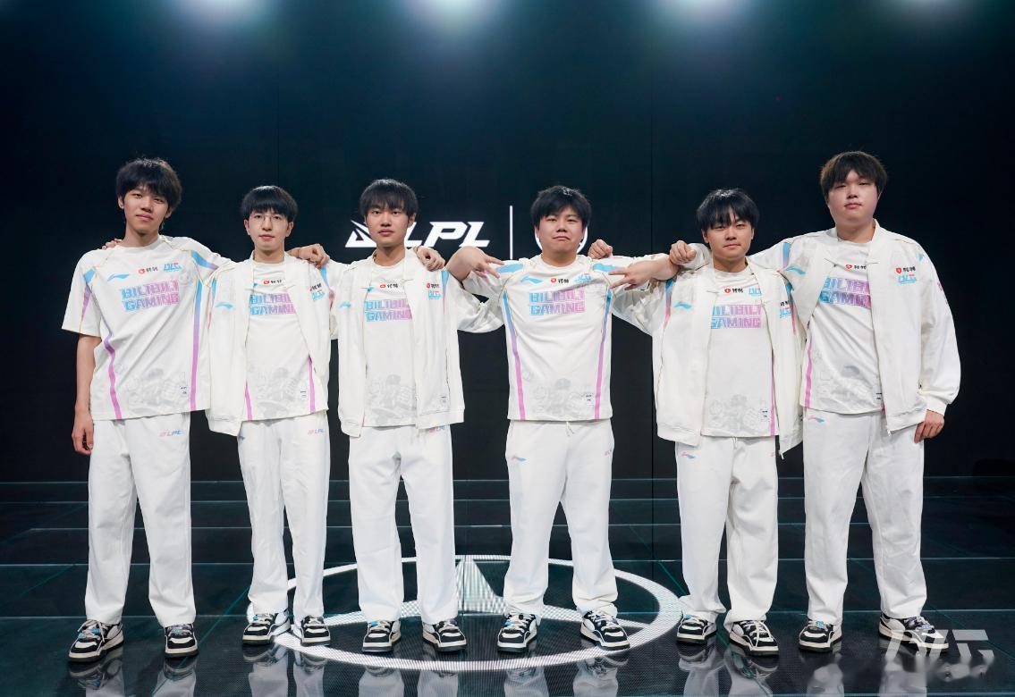 今日小电视官宣第二弹，BLG官宣Knight续约！作为LPL冬转中单位置的大鱼，