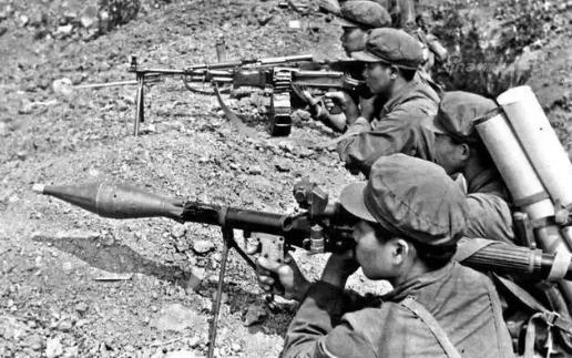 1984年，我军班长击毁一辆坦克，连长帮他报请二等功，谁知上级却说：“不行，二等