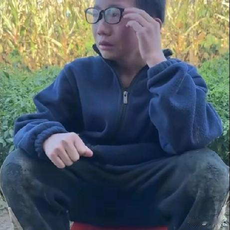 11月5日，湖南一男孩和弟弟寄住在亲戚家，说起爸爸妈妈离婚的原因，男孩直掉眼泪，