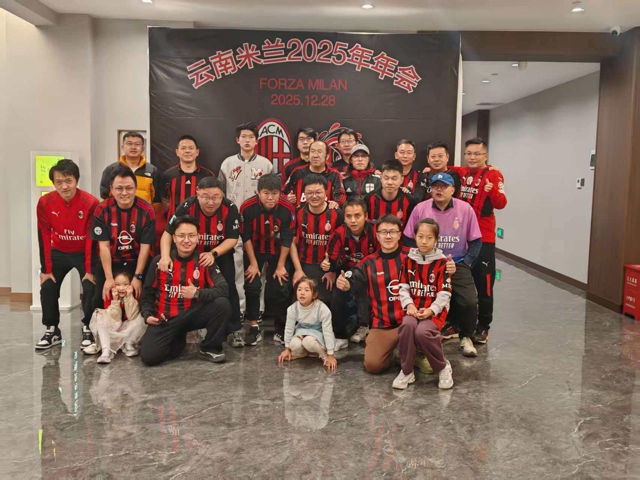 最近全国的米兰球迷都冒出来了！最近因为米兰的好几场意甲比赛都是早场，因此全国各