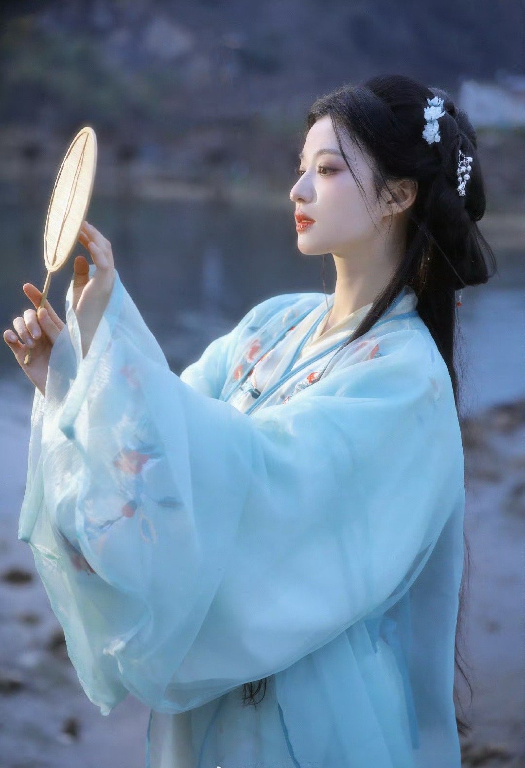 王楚然月下提灯，一袭青衫汉服，氛围感绝了​​​