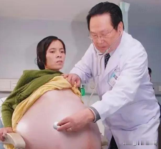 2007年，怀胎12个月的女人，在丈夫的陪同下，挺着巨肚，来到了广州医院检查，没
