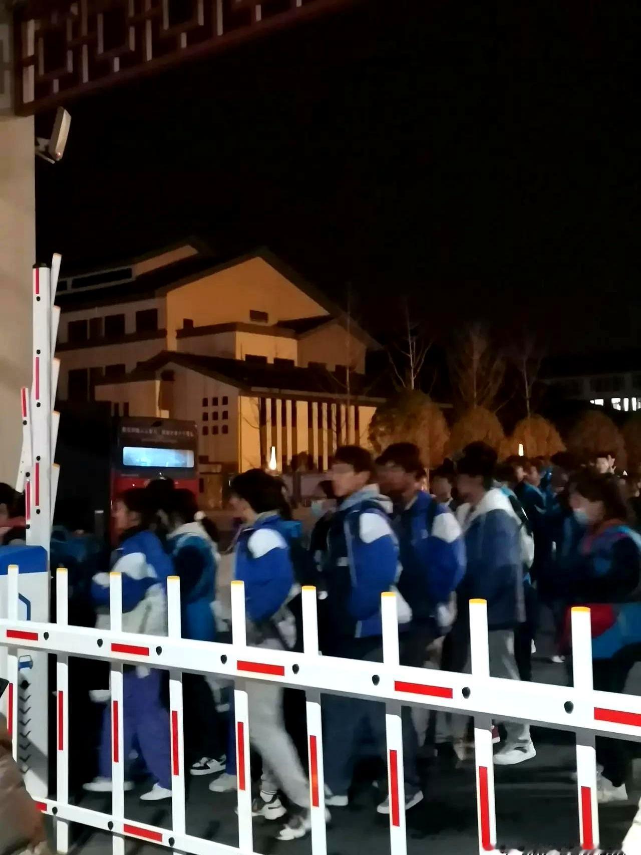 老师真的只喜欢成绩好的学生吗？我同事高考一结束，转头就退了女儿的班级群，连班主
