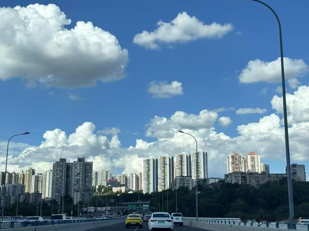 我闺蜜今年25岁，嫁了个50岁的老公，俩人相差整整25岁。她老公经济条件特别好